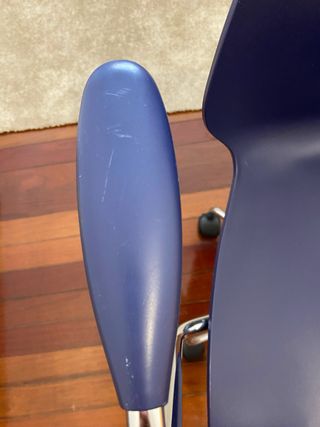 Silla de oficina azul con base cromada