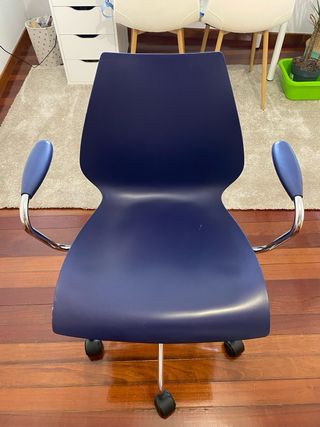 Silla de oficina azul con base cromada
