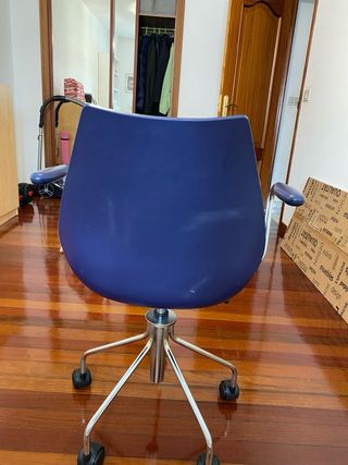 Silla de oficina azul con base cromada