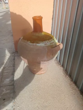 Cántaro de barro rústico