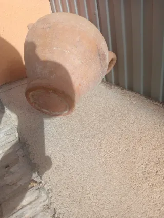 Cántaro de barro rústico