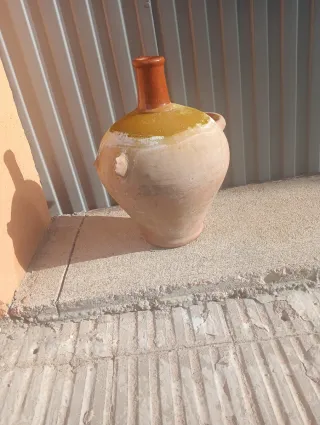 Cántaro de barro rústico