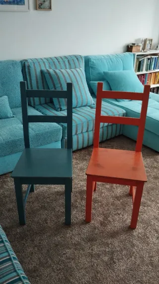 Sillas de madera naranja, azul y verdes