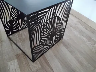 Mesita auxiliar metal diseño hojas.