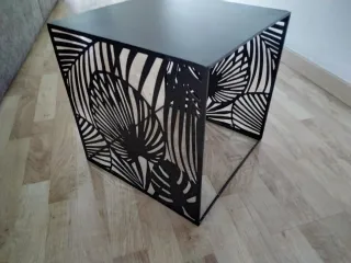 Mesita auxiliar metal diseño hojas.