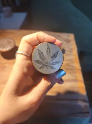 Grider de madera tallada y metal