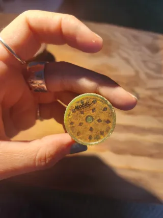 Grider de madera tallada y metal