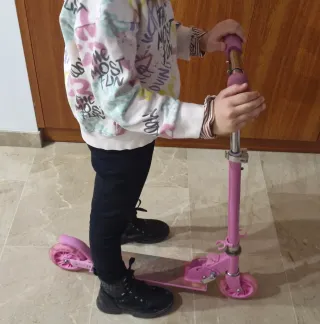 Patinete infantil con luces en ruedas. Plegable