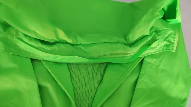 Chubasquero Joma Verde y Abrigo Rojo.