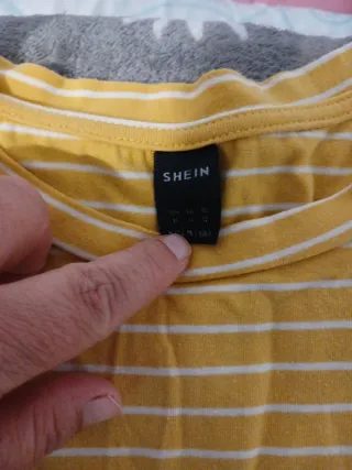 Camiseta amarilla con piña