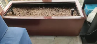 Macetas de madera marrones