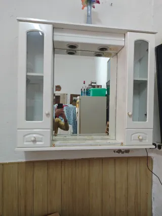 Mueble de baño con espejo y vitrinas