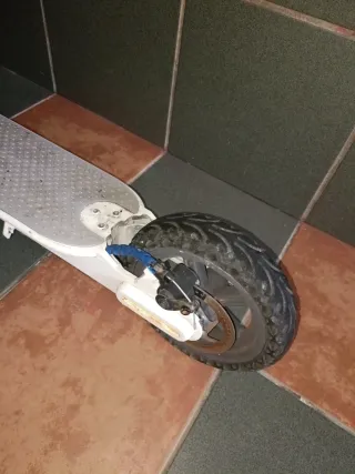 Patinete eléctrico blanco