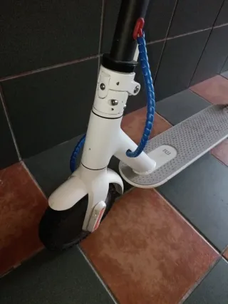Patinete eléctrico blanco