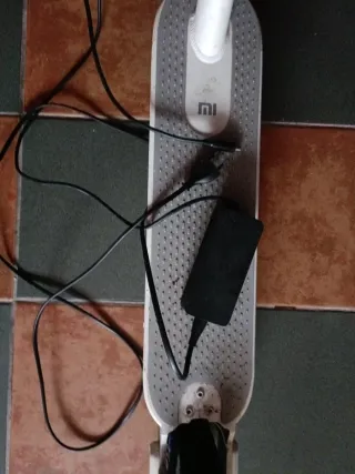 Patinete eléctrico blanco