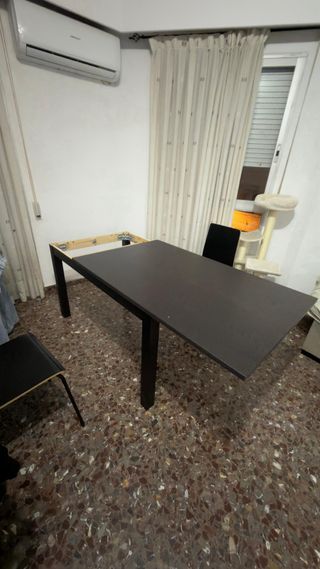 Mesa de comedor negra.