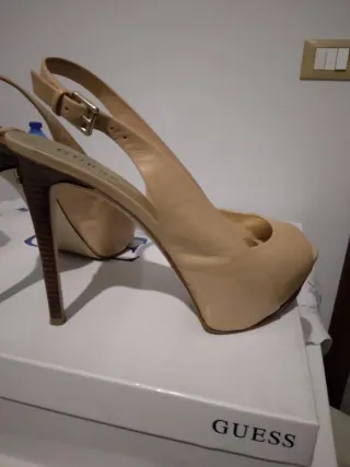 Scarpe con tacco Guess beige e marroni