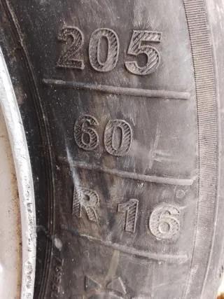 5 Llantas con neumáticos y su tapacubos incluido