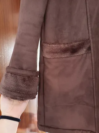 Abrigo marrón con interior de pelo