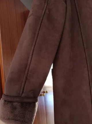 Abrigo marrón con interior de pelo