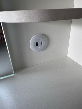 Tocador con espejo LED y enchufes