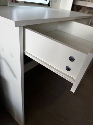 Tocador con espejo LED y enchufes