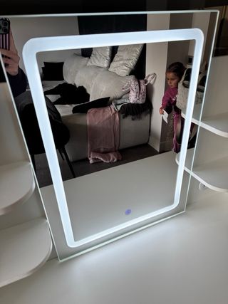 Tocador con espejo LED y enchufes