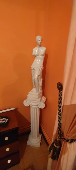 Estatua Venus con columna de escayola