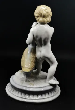 Bonita figura antigua de porcelana niño con cisne
