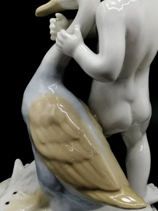 Bonita figura antigua de porcelana niño con cisne