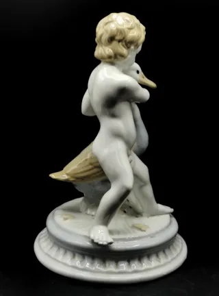 Bonita figura antigua de porcelana niño con cisne