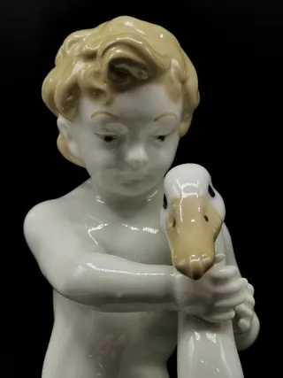 Bonita figura antigua de porcelana niño con cisne