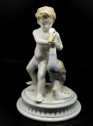 Bonita figura antigua de porcelana niño con cisne