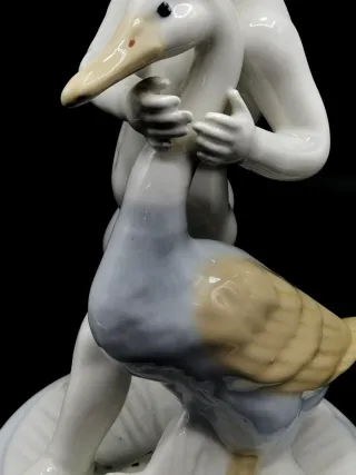 Bonita figura antigua de porcelana niño con cisne