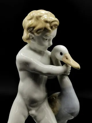 Bonita figura antigua de porcelana niño con cisne