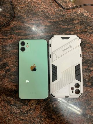 iPhone 11 Verde con Funda Blanca