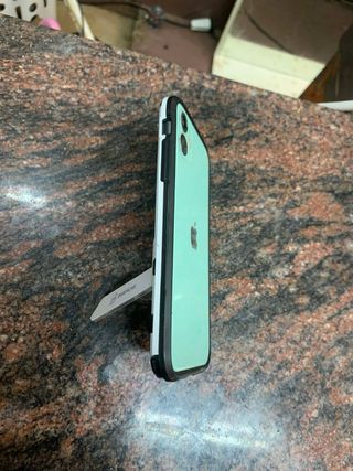 iPhone 11 Verde con Funda Blanca