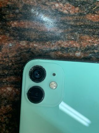 iPhone 11 Verde con Funda Blanca