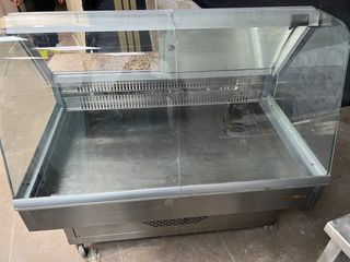 Vitrina refrigeradora para pescado.