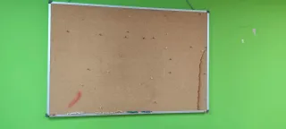 Tablero de corcho con marco metálico