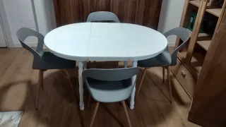 Mesa blanca extensible + 4 sillas color gris