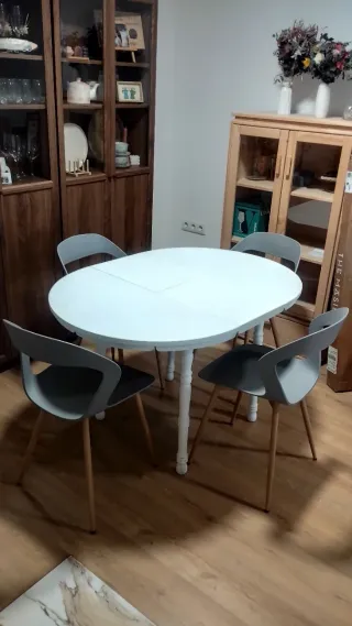Mesa blanca extensible + 4 sillas color gris