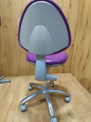 Silla ergonómica morada con base metálica