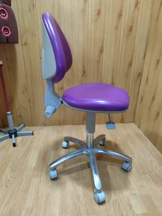 Silla ergonómica morada con base metálica