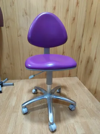 Silla ergonómica morada con base metálica