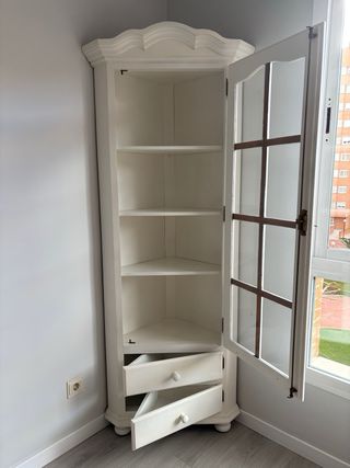 Vitrina rinconera blanca. Madera de pino