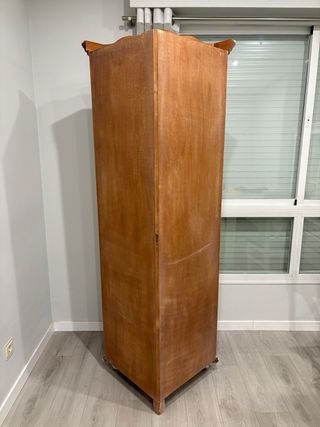 Vitrina rinconera blanca. Madera de pino