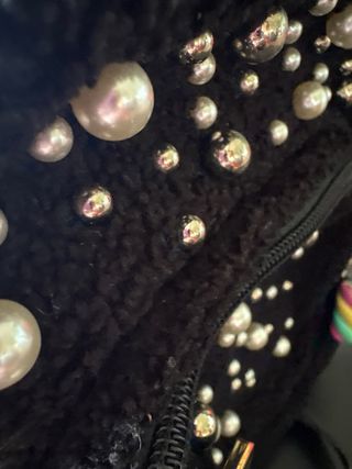 Mochila negra con perlas