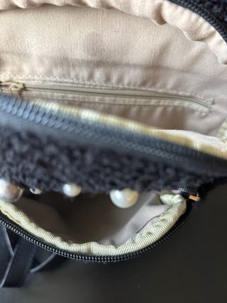 Mochila negra con perlas