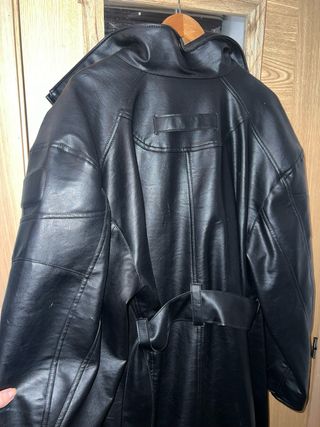 Gabardina khy piel sintética negra